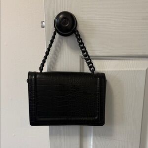 Elegant Black Croc-Embossed Chain Bag
